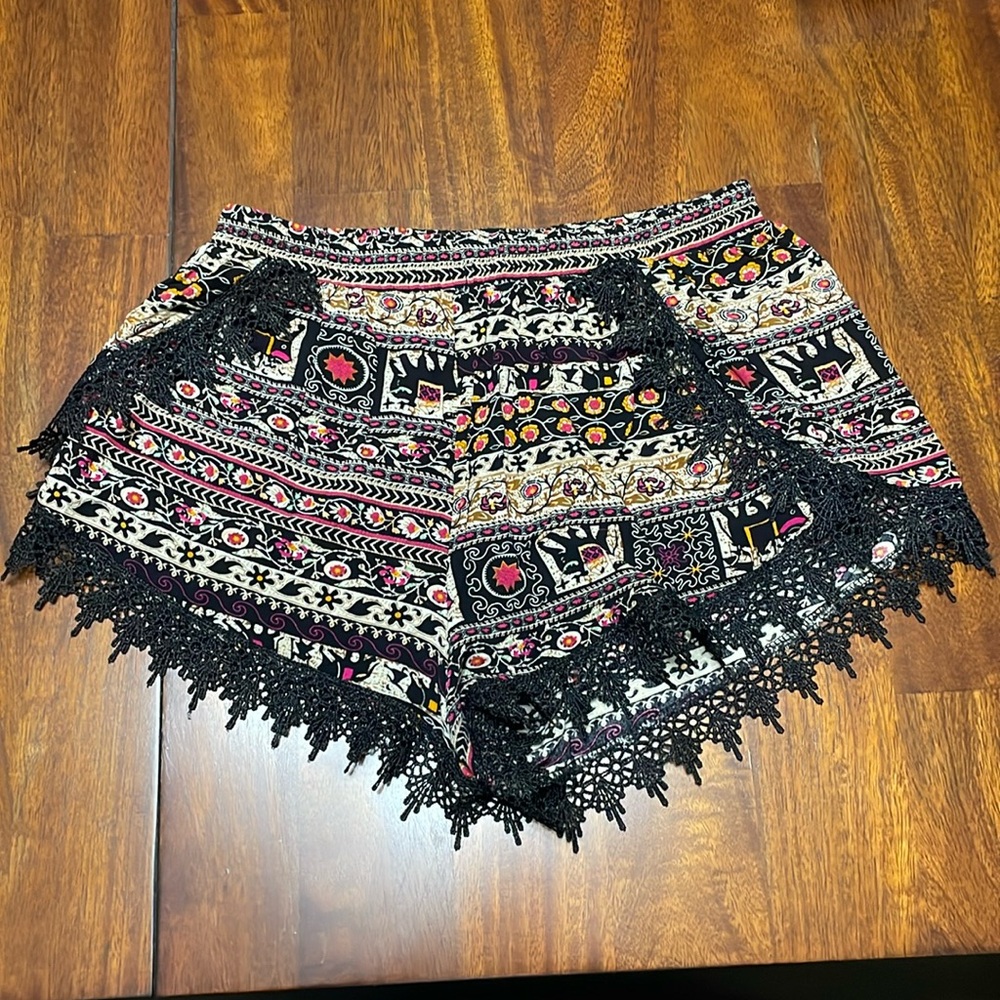 ❤️ 5/$25 - Girl Evolution shorts Sz M